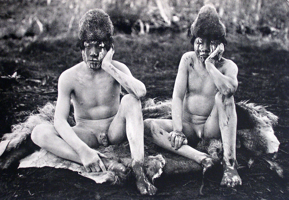 Photographie de deux hommes Selk'nam, une ethnie proche des Yaghans, vivant également en Sud Patagonie et Terre de Feu