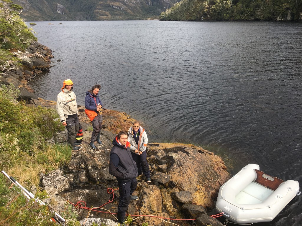 Thibault, Géraldine, Lucile et Timothée dans les canaux, photo de Gilou