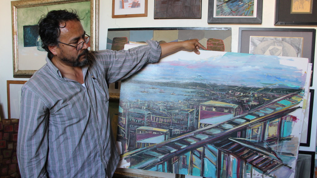 David dans son atelier, avec une de ses peintures de Valparaiso